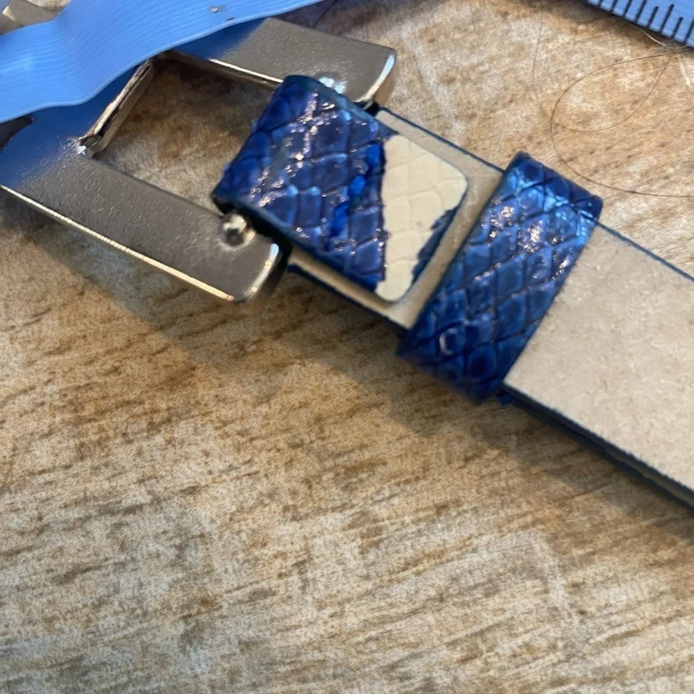 White House Black Market Womens Blue Leather Skinny Belt Size M/L Adjustable
